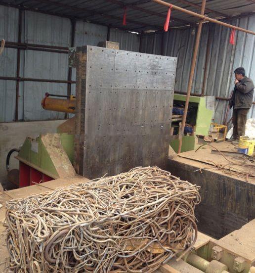 Penggerak Hidraulik Mesin Baler Logam Scrap 400 Ton 2